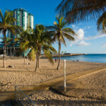 Sombras largas en la Playa El Reducto – Arrecife.